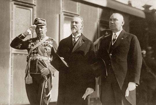 Gustav Jonson koos riigivanema Jaan Tõnissoni ja Läti presidendi Alberts Kviesisega juunis 1933 Balti jaamas