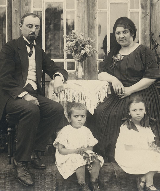 Mart ja Eliise Saar juunis 1922 Hüpassaares. Ees istuvad õetütar Helmi Tomson ja tütar Heli. MSF 7:60/F105