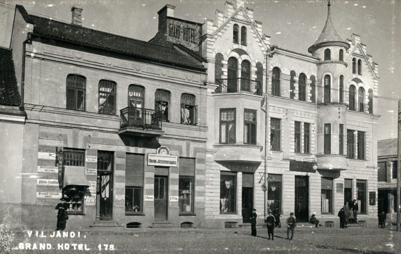 Apteegi kõrvalmaja ja Grand Hotel u 1915. a paiku