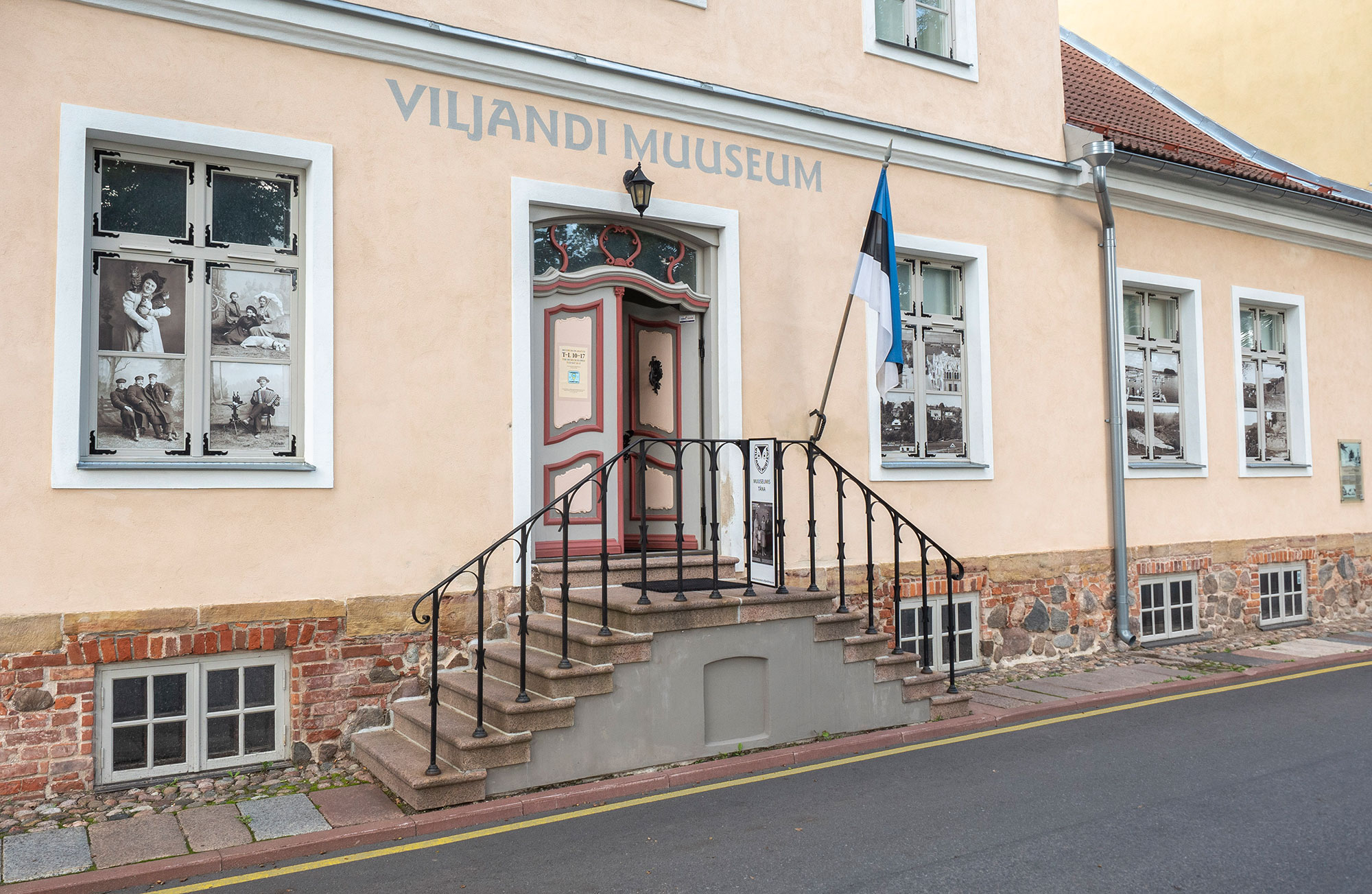 Näitusemaja aknad ajalooliste fotodega