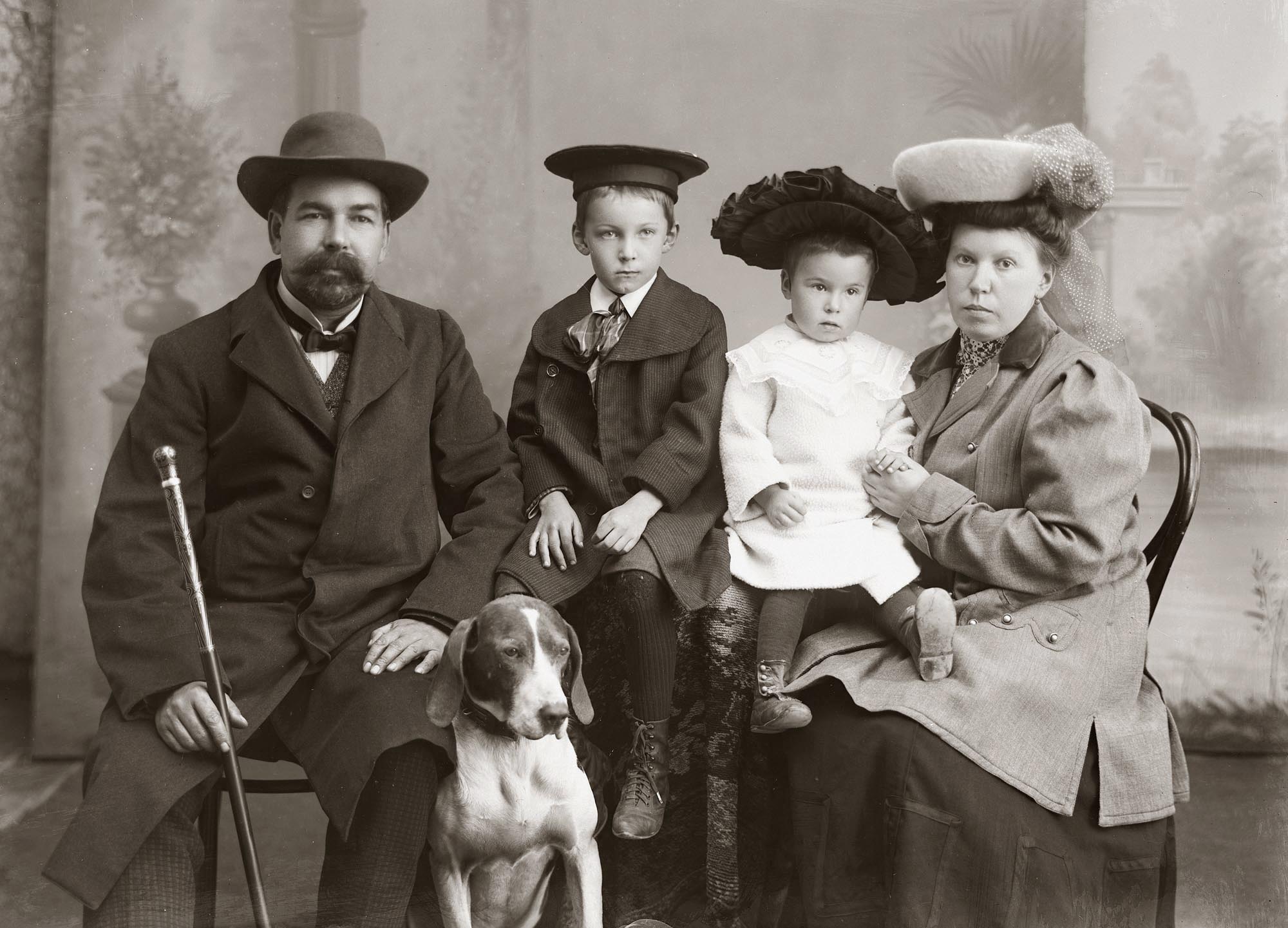 Perekond Lasin Jaan Rieti 1908. aasta ateljeefotol.